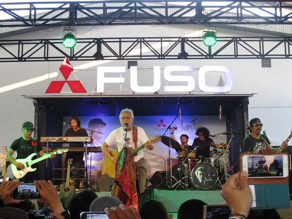 Mengenang Perjalanan Iwan Fals Bersama Mitsubishi FUSO