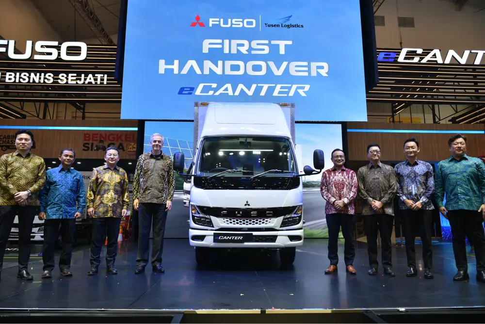 Sehari Setelah Launching, Mitsubishi Fuso Serah Terima unit Pertama eCanter ke PT. Yusen Logistic Indonesia
